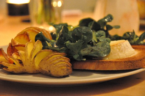Hasselback-Kartoffeln mi Feldsalat und Ziegenkäse auf Toast